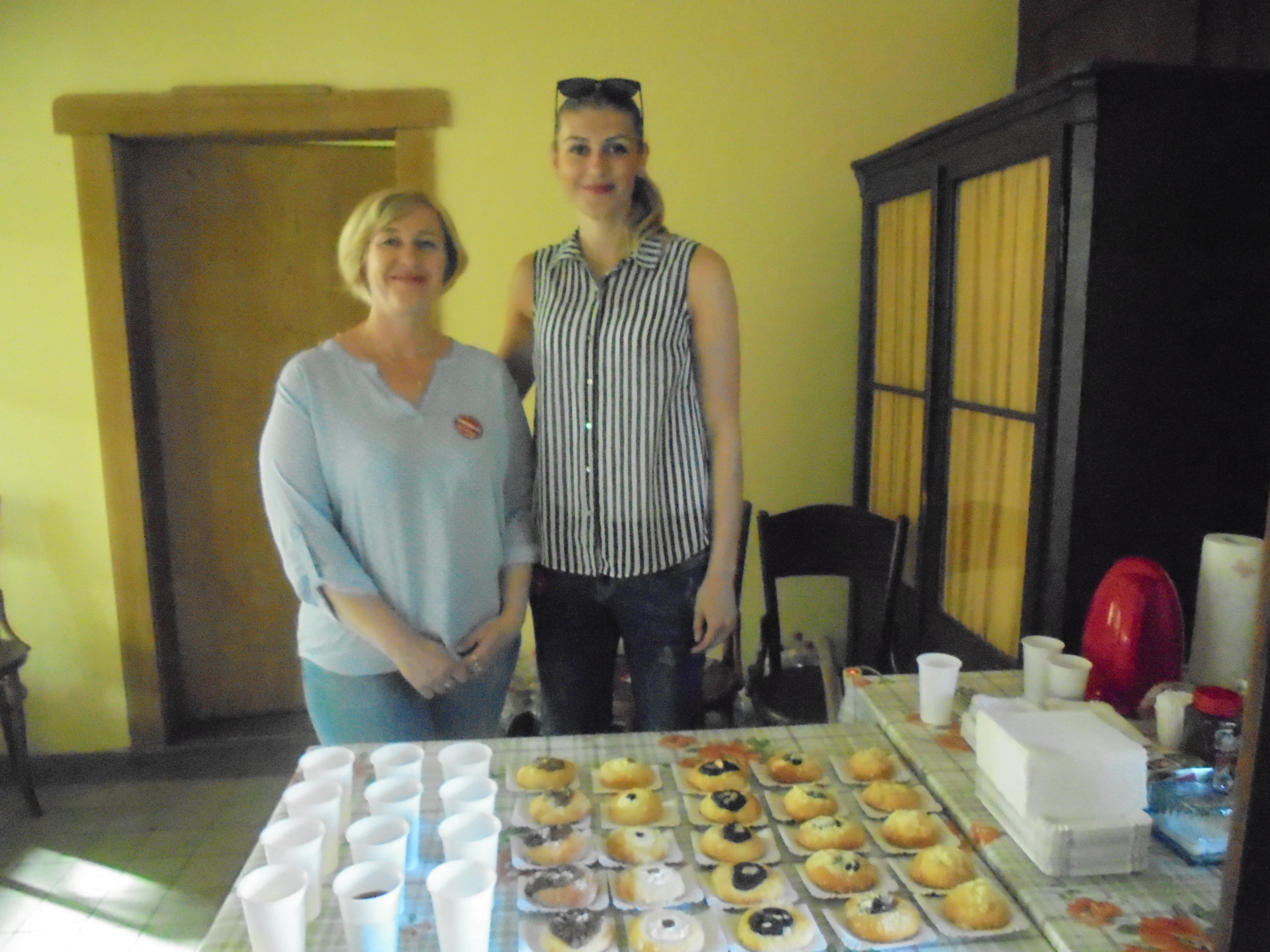 Paní Monika Hamplová s dcerou Monikou vítají příchozí návštěvníky Noci kostelů 2017 koláčky a osvěžujícími nápoji